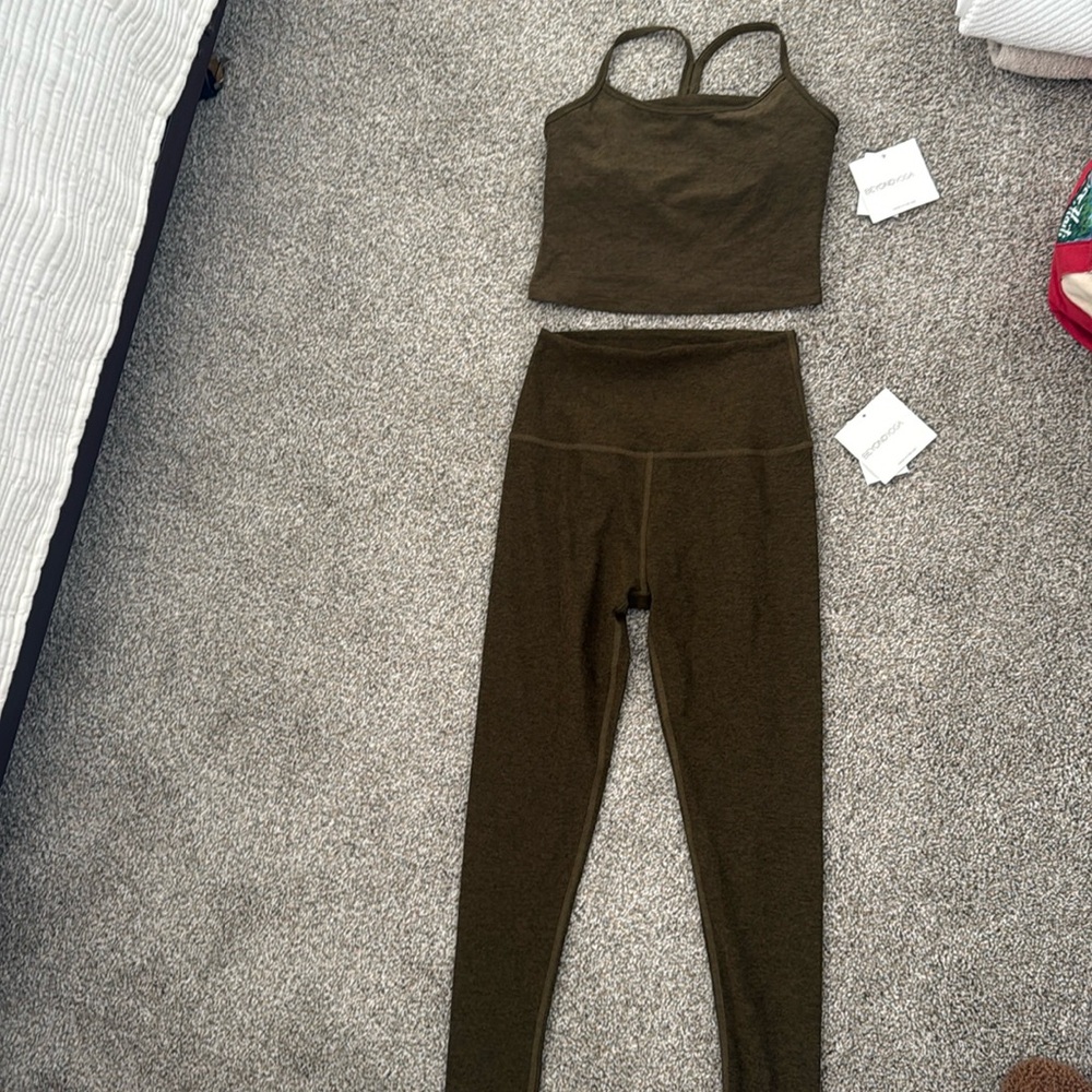 Beyond yoga green NWT legging and crop top set. Top S, bottom M